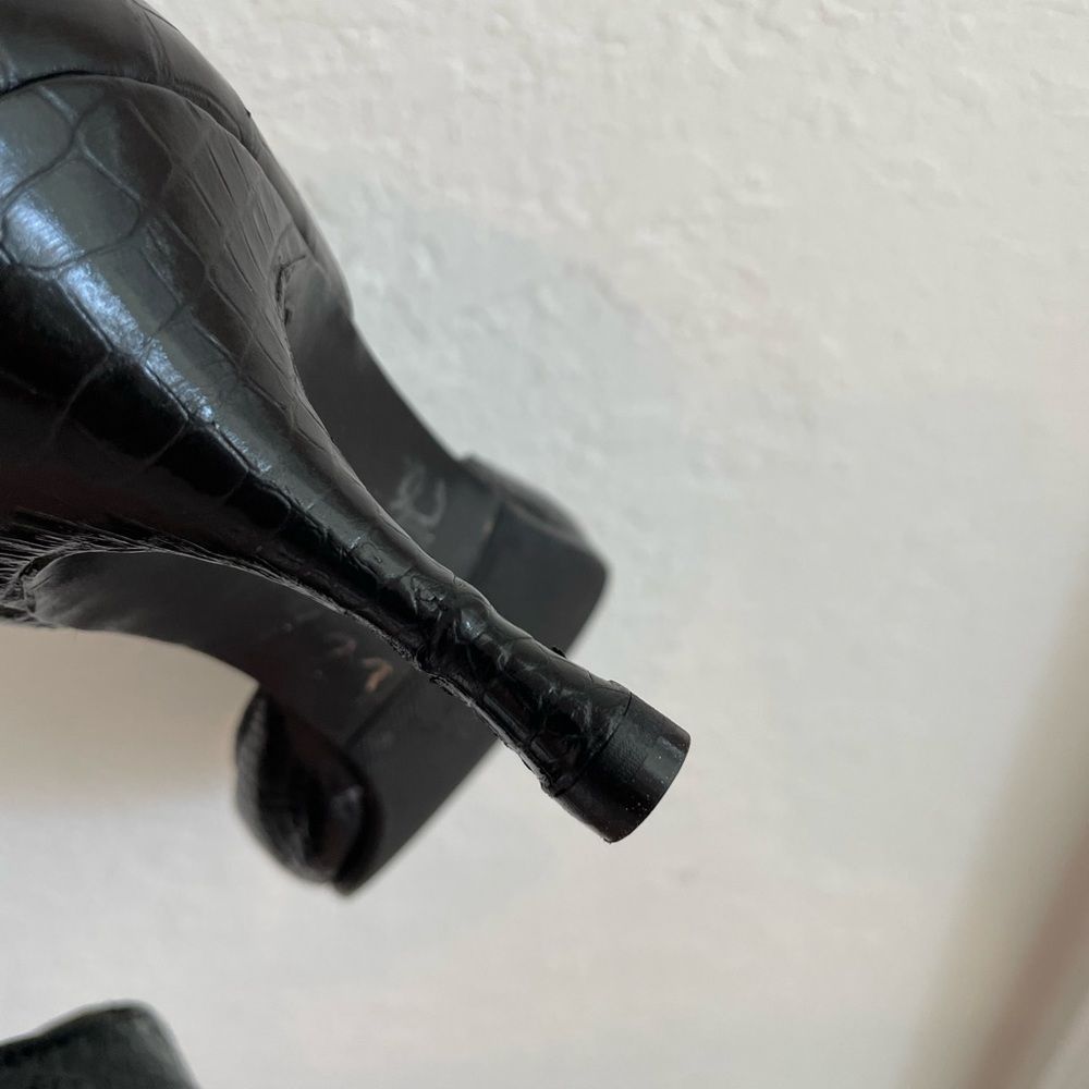Manolo Blahnik D’orsay embossed  black leather women’s heels size 7 used good - Picture 6 of 9